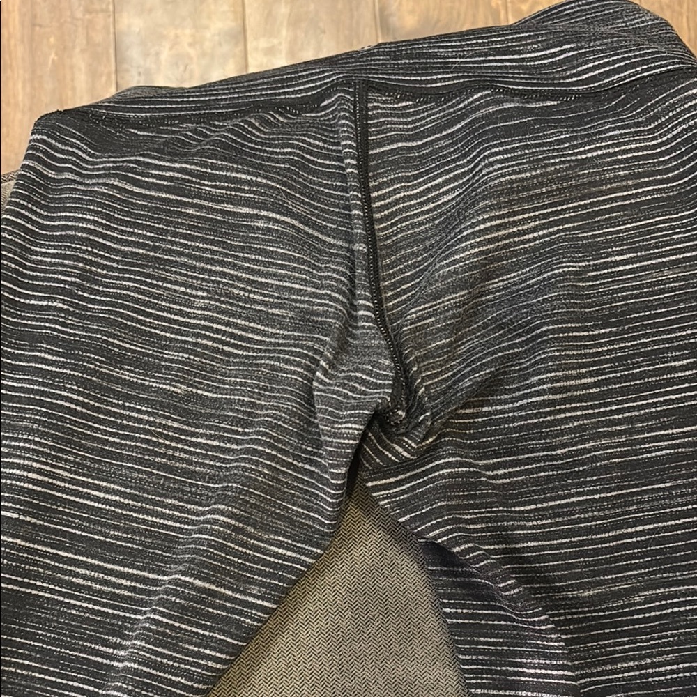 Lululemon Athletica Black and Gray Leggings Size 4 - Picture 3 of 4